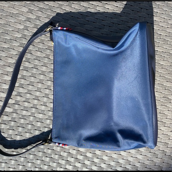Tommy Hilfiger navy handbag. - Picture 2 of 4